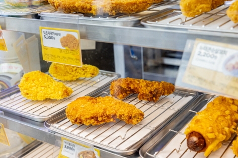 Fried chicken on display next to the checkout counter 