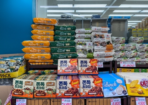 店外擺滿了各式零食餅乾與小包裝海苔