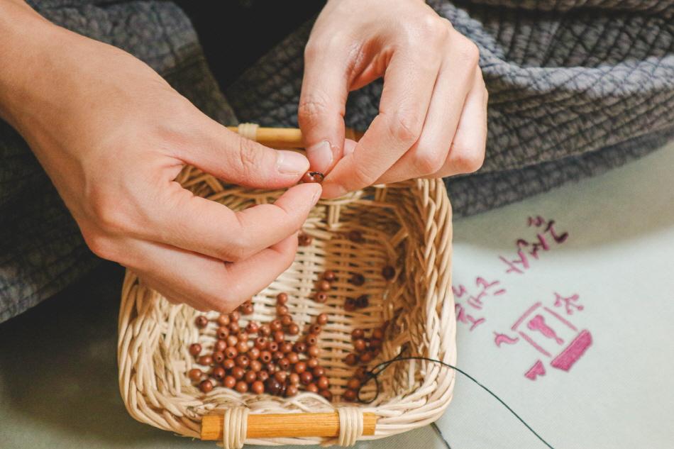 Making Buddhist rosary