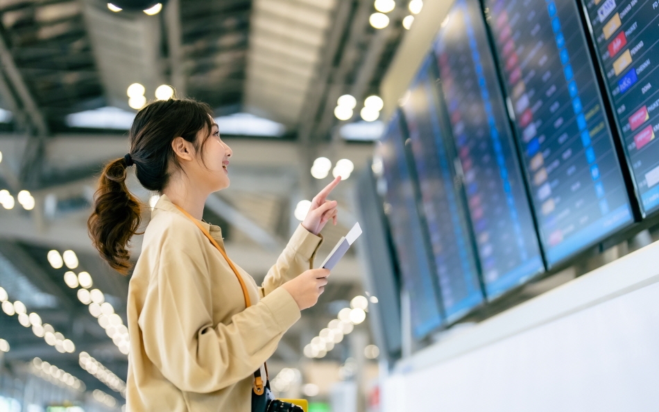 确认航班的游客 (出处 : Getty Images Bank)