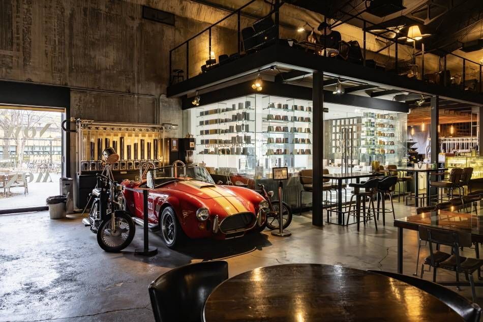 Un coche antiguo dentro del café Brew Works