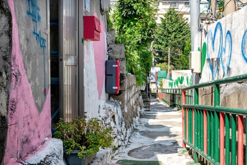 Пестрящие разноцветными красками переулки деревни Сихва (Автор фото: Сон Чханхён)