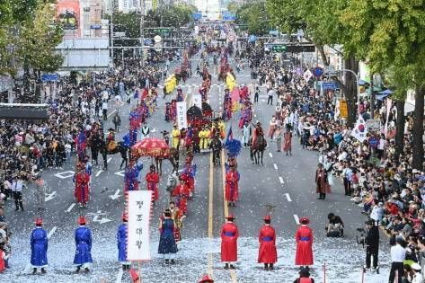 King Jeongjo&rsquo;s Royal Procession (Joint Reenactment) &copy;Suwon City Tourism Division
