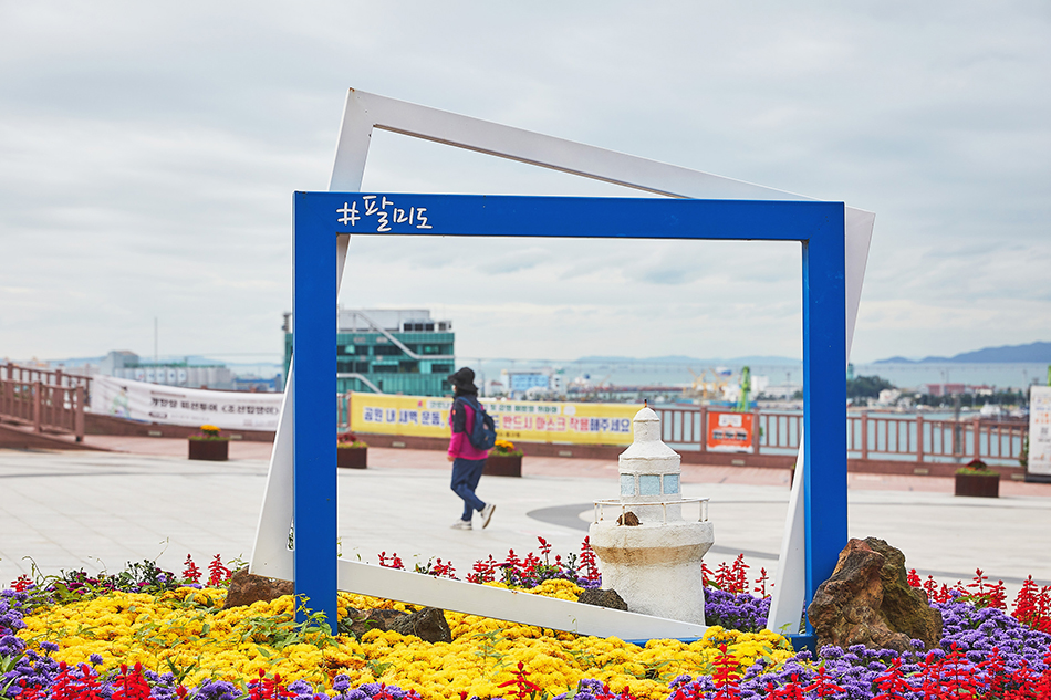 Photo zone at Incheon Jayu Park (top), Forest trail entrance (left), Korea-U.S.A. Centennial Monument (right)