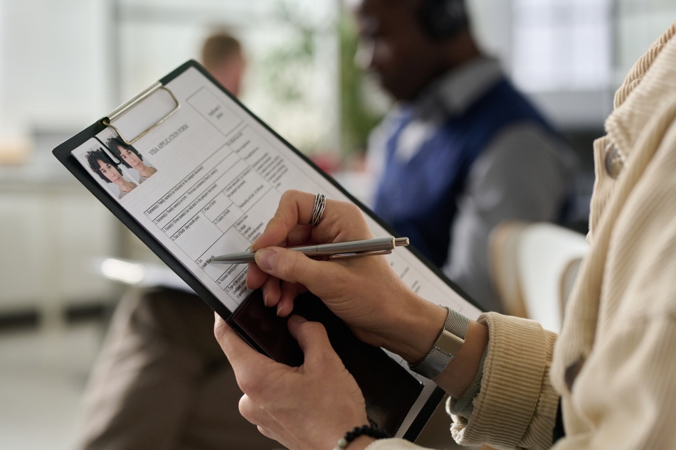 填写签证申请书的游客 (出处 : Getty Images Bank)