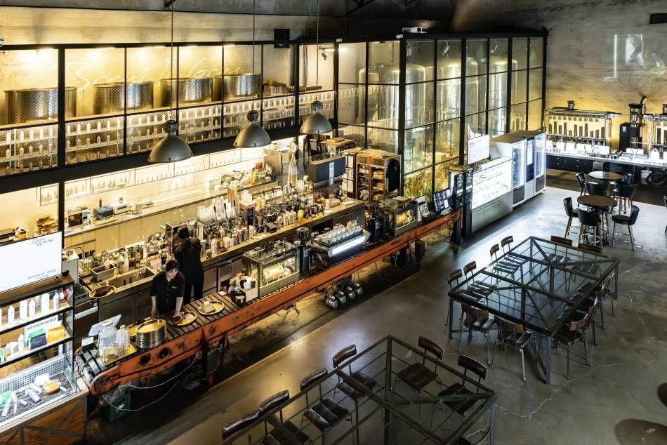 Un coche antiguo dentro del café Brew Works