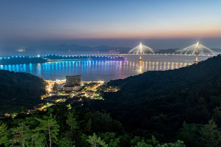 Вид на мост Мокпхо тэгё ночью (Автор фото: Сон Чханхён)