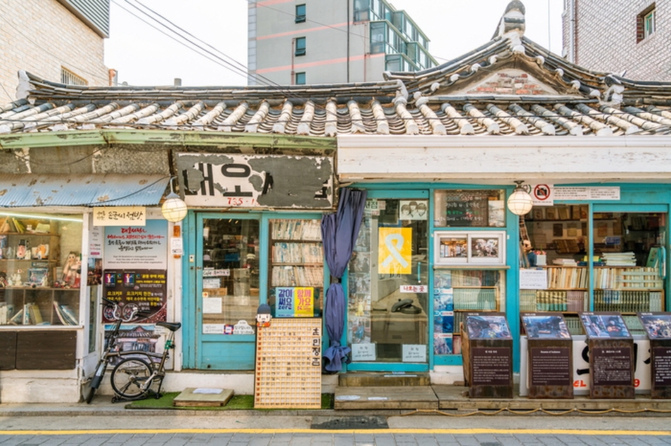  Dae-o Bookstore’s façade demonstrating its historicity (Credit: Kim Jeong-heum)