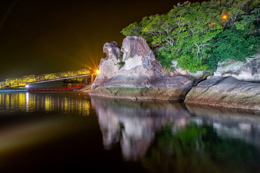 Скалы Катбави при свете ночных огней (Автор фото: Сон Чханхён)