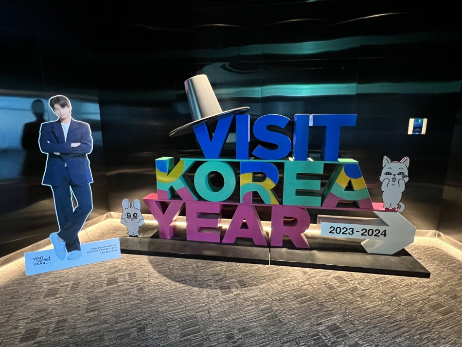 1階へ下るエレベーターホール手前には2023-2024韓国訪問の年のオブジェもありますので訪問記念の一枚を！