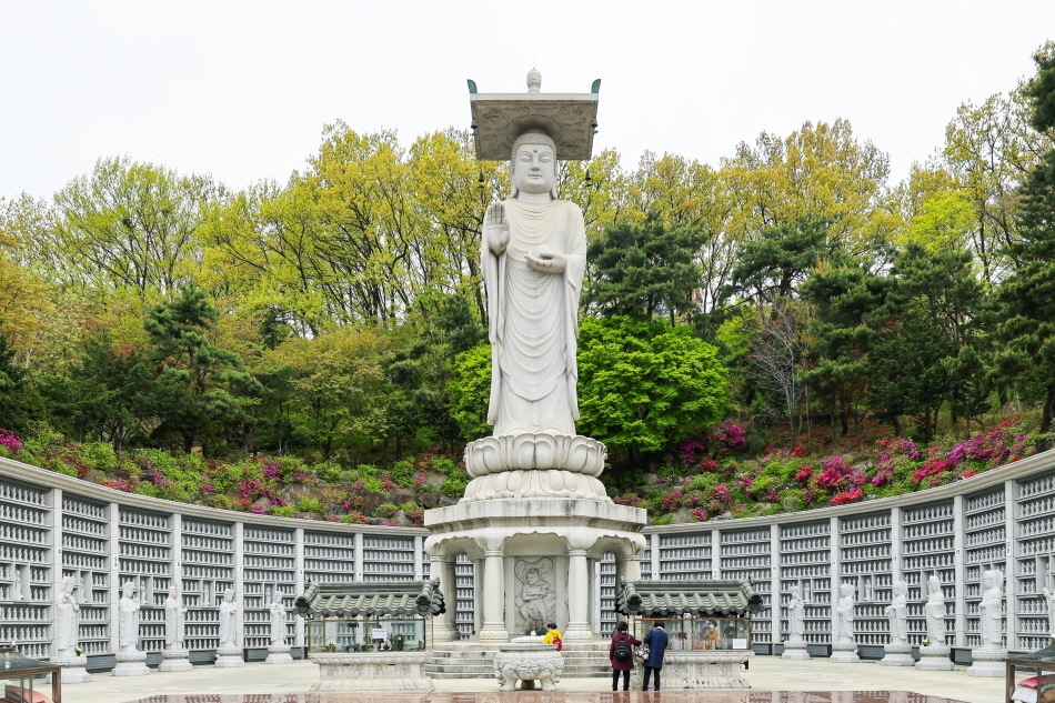 The Great Statue of Maitreya Buddha, a Popular Destination for Prayers (Credit: Bongeunsa Temple)