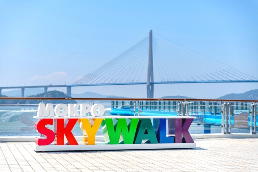 Инсталляция Mokpo Sky Walk в радужных оттенках (Автор фото: Сон Чханхён)