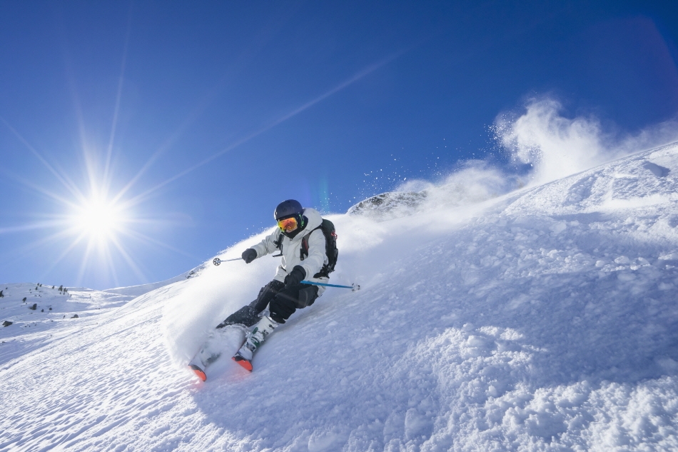 驚險刺激的冬季滑雪運動