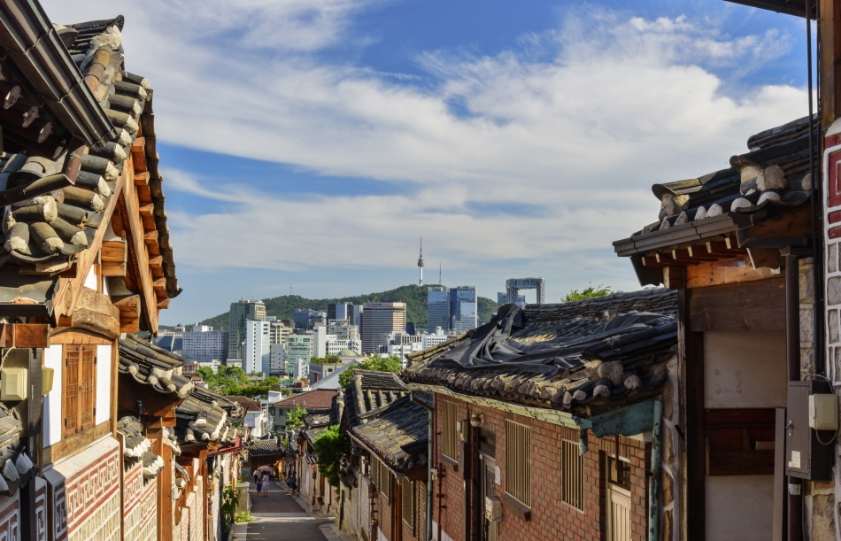 Vista panorámica de Bukchon con la Torre de Namsan de fondo (cortesía de Getty Images Bank)