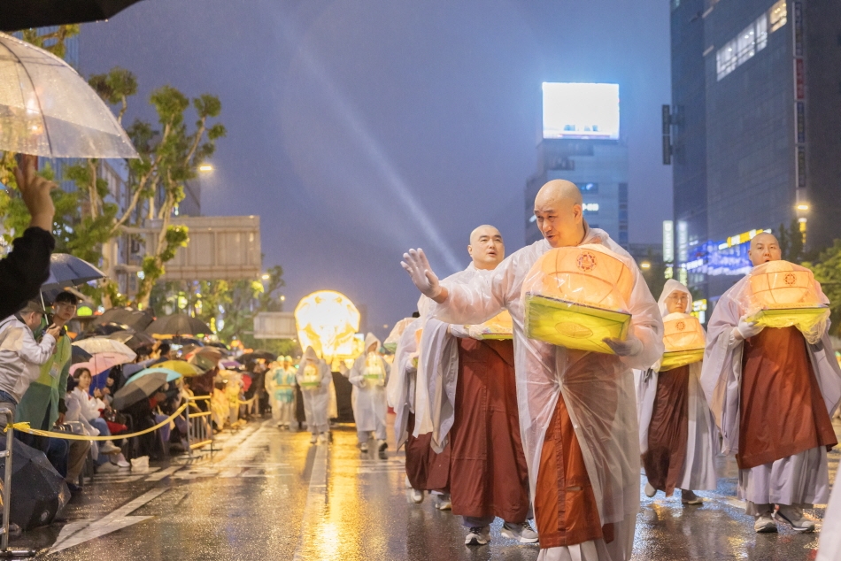 Monjes desfilando con faroles de loto