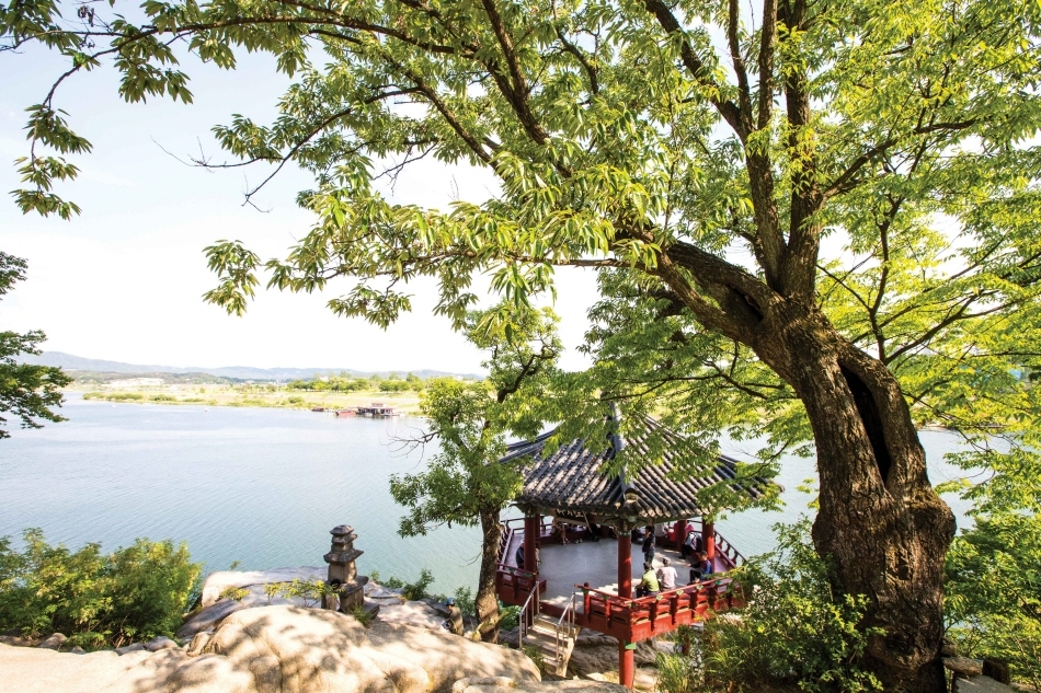 You can enjoy the scenery of the Namhangang River from the pavilion in front of Silleuksa Temple. (Credit: Korea Tourism Organization)