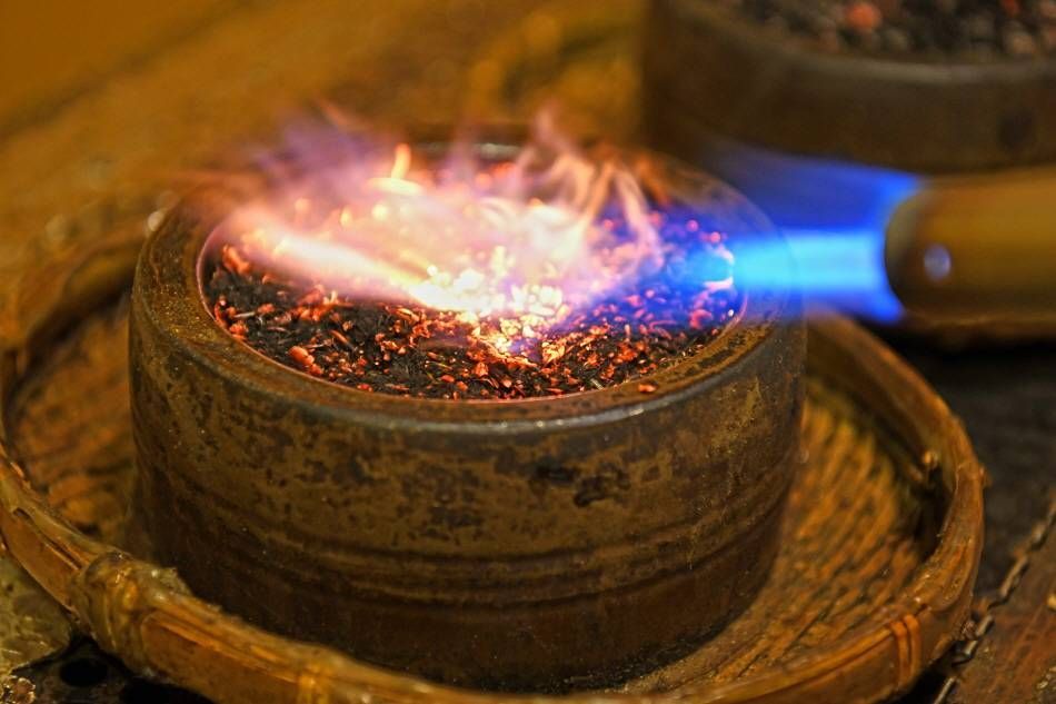 Поджигание содержимого емкости для моксотерапии с помощью горелки 