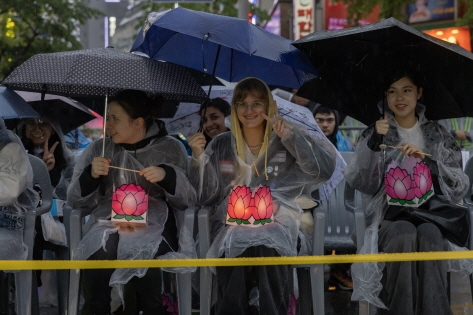 Chicas extranjeras mirando el desfile