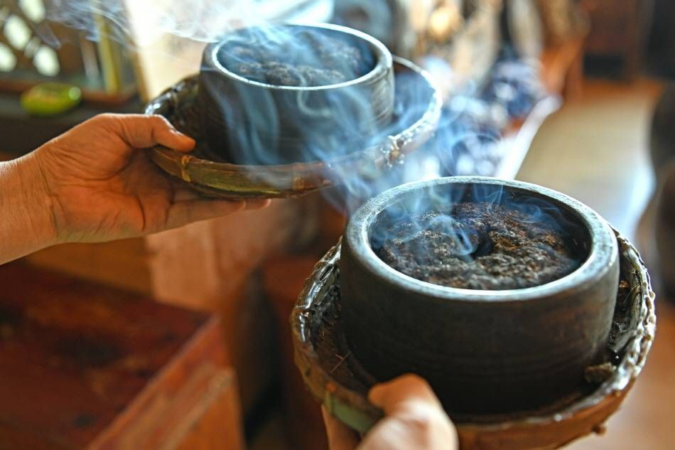 Емкость для моксотерапии, подаваемая на бамбуковой подставке