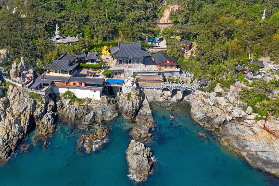 Haedong Yonggungsa Temple, Located Right by the Sea (Credit: Korea Tourism Organization)