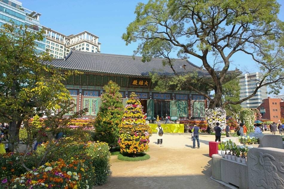 Jogyesa Temple grounds 