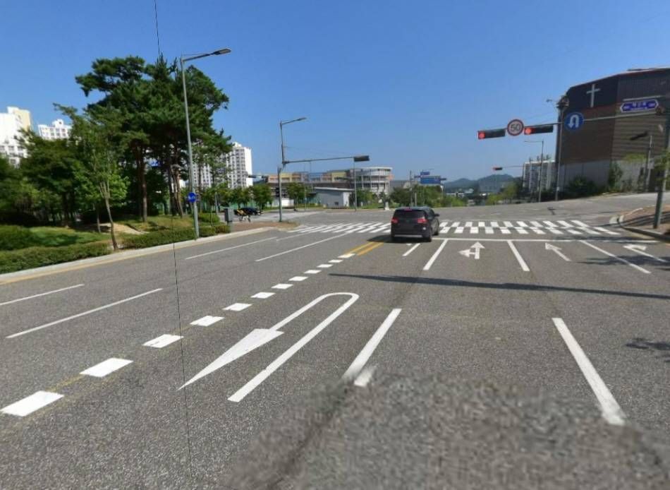 When making a U-turn, turn your car over the white surface markings 