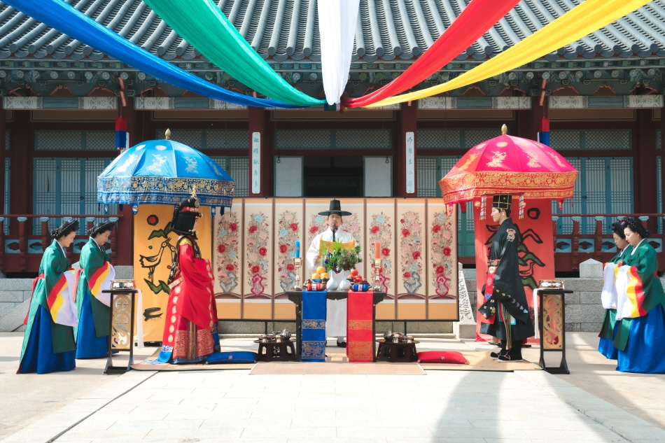 Traditional wedding experience at Dae Jang Geum Park