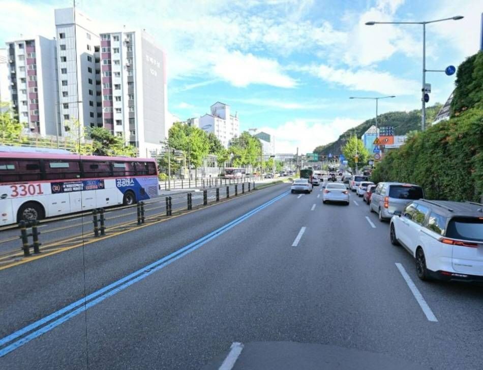 Regular vehicles are prohibited from driving in the bus lane 