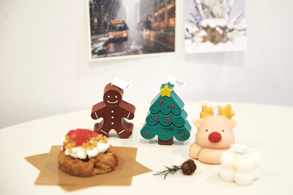 上方)蜡烛品牌byeon的圣诞蜡烛商品, 中间左侧) byeon的圣诞蜡烛商品, 中间右侧)点亮的圣诞蜡烛, 下方) byeon的圣诞蜡烛商品