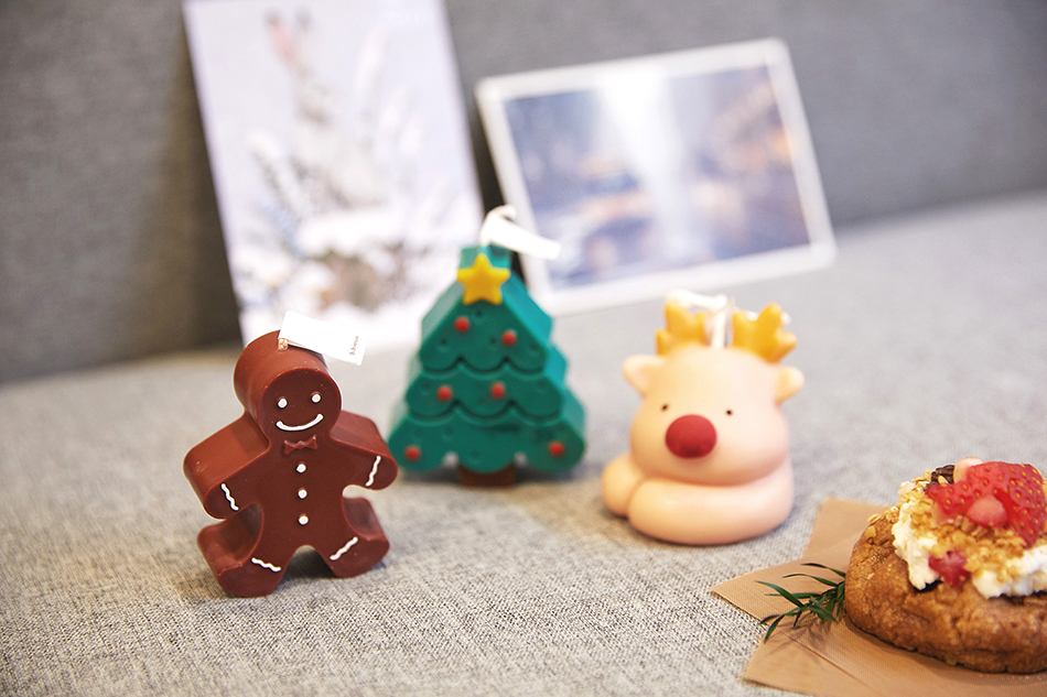 上方)蜡烛品牌byeon的圣诞蜡烛商品, 中间左侧) byeon的圣诞蜡烛商品, 中间右侧)点亮的圣诞蜡烛, 下方) byeon的圣诞蜡烛商品