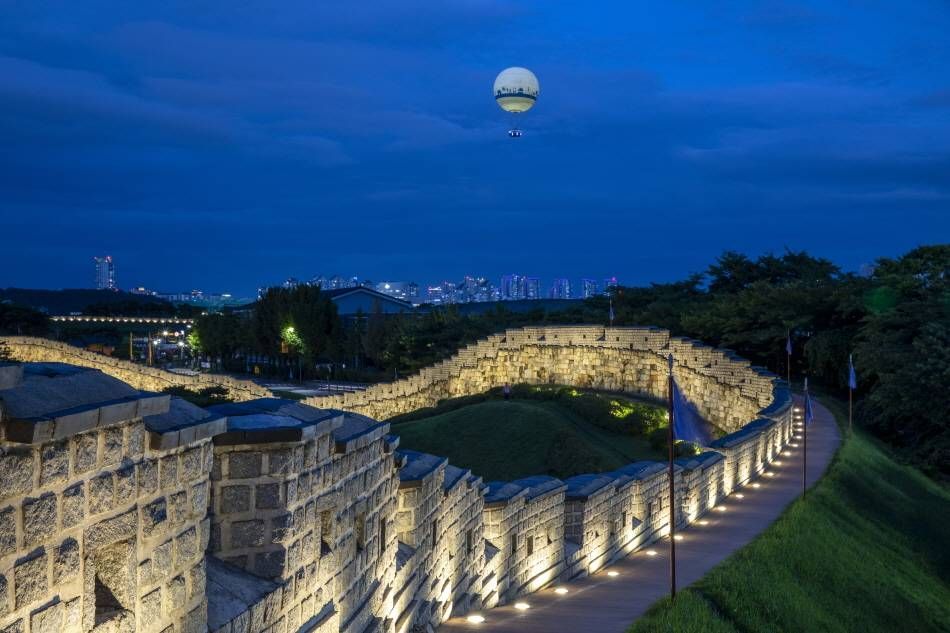 Evening at Suwon Hwaseong (Credit: : KTO Photo Korea, photo by Kim Ji-ho) 