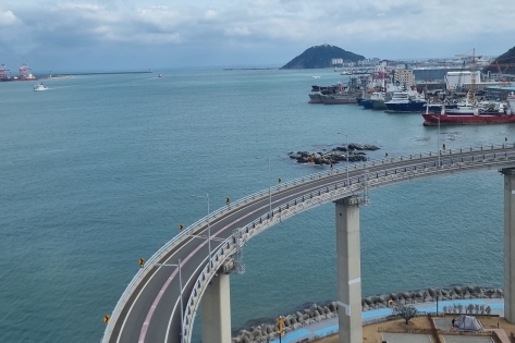 如雲霄飛車軌道般的釜山港大橋