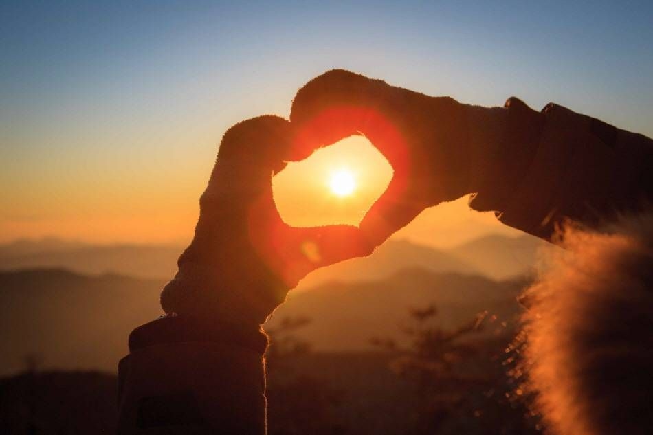 Sun inside a hand heart (Credit: KTO Photo Korea – My Pictures)