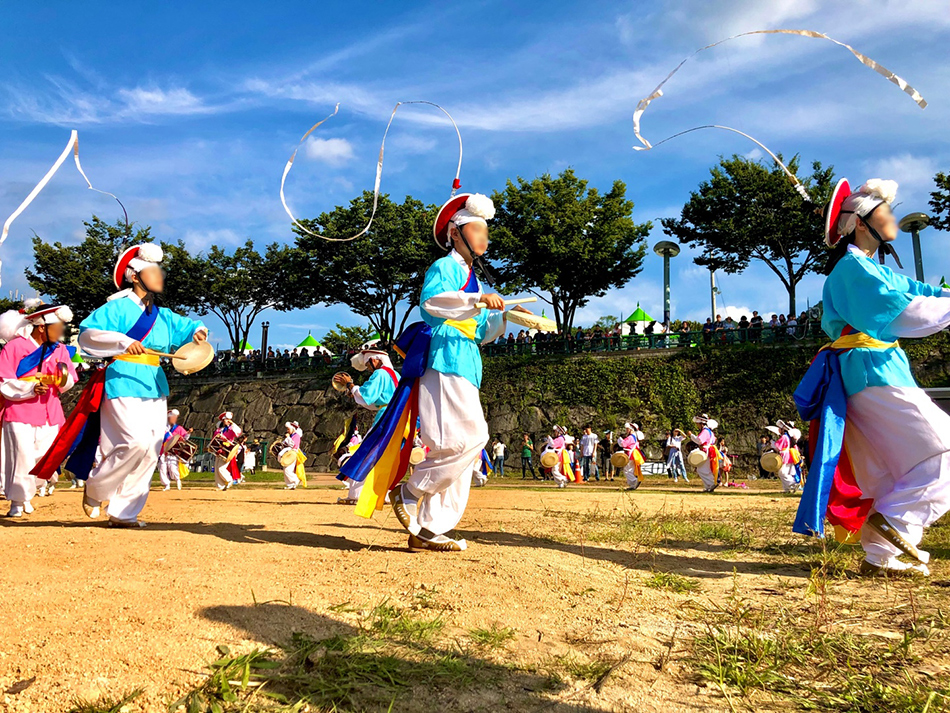 Traditional folk games (bottom left credit: Korea Ssireum Association)