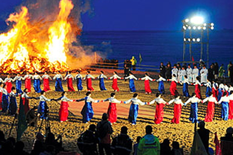 Traditional folk games (bottom left credit: Korea Ssireum Association)