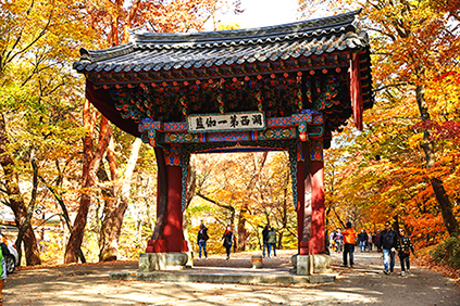 Temple Beopjusa et feuillage d&rsquo;automne &agrave; Songnisan (en haut), Songnisan (en bas)