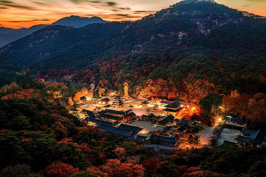 Temple Beopjusa et feuillage d&rsquo;automne &agrave; Songnisan (en haut), Songnisan (en bas)