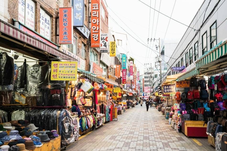 国际市场内琳琅满目的商品