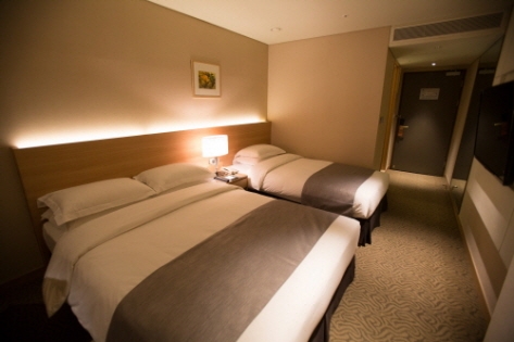 Summit Hotel guestroom (Credit: Summit Hotel)