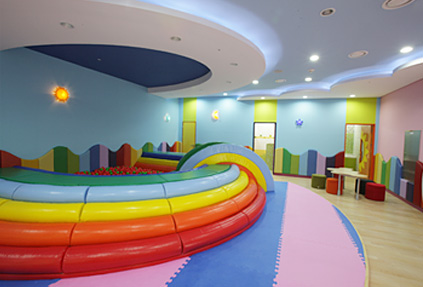 Guardería y sala de juegos para niños (fotde abaja la derecha, cortesía del AeropuertInternacional de Incheon).