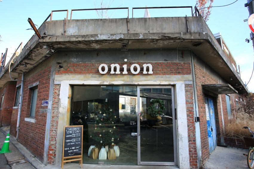 Onion Seongsu se ubica en un edificio antiguo reformado