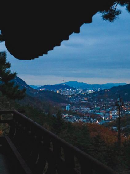 Vista nocturna desde el alojamiento de Geumseonsa 