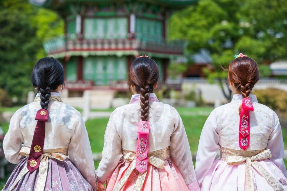 Visitantes en hanbok en el Palacio Gyeongbokgung