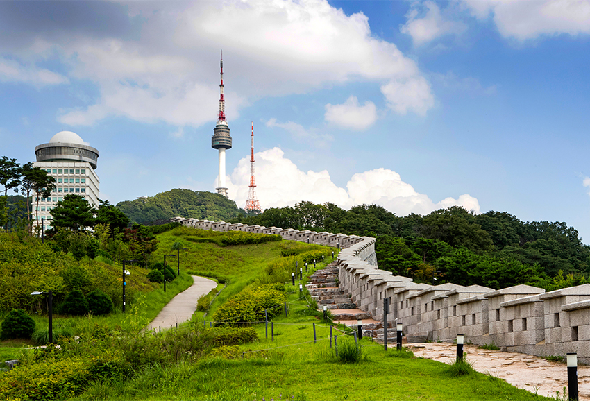 从城墎路上眺望南山首尔塔