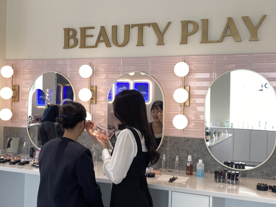 Makeup service at Beauty Play Hongdae Branch