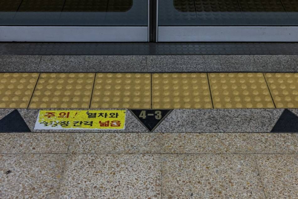 Señal de número del tren en el suelo
