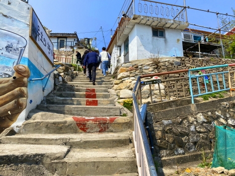 由台阶和狭窄的胡同连接的东海Nongol墙巷 