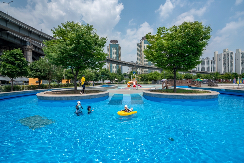 Outdoor swimming pool (Credit: Seoul Tourism Organization)