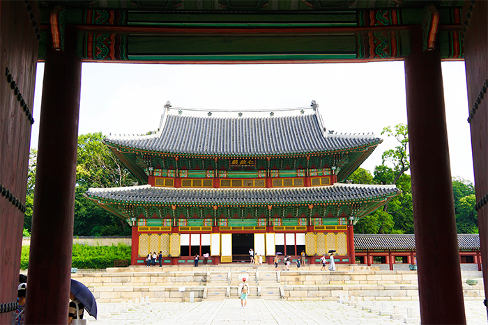 Main hall of Changdeokgung Palace, Injeongjeon Hall (top), Interior of Injeongjeon Hall (left) & Nakseonjae Hall (right)