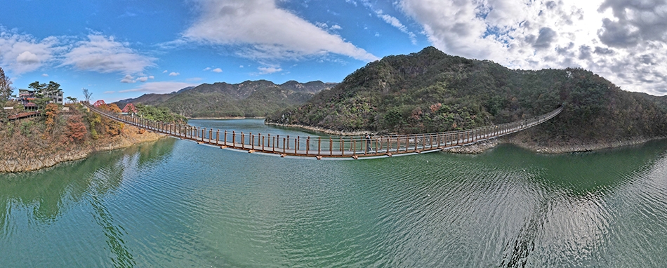 堤川・玉筍峰吊橋写真（提供：スローシティ水山） 